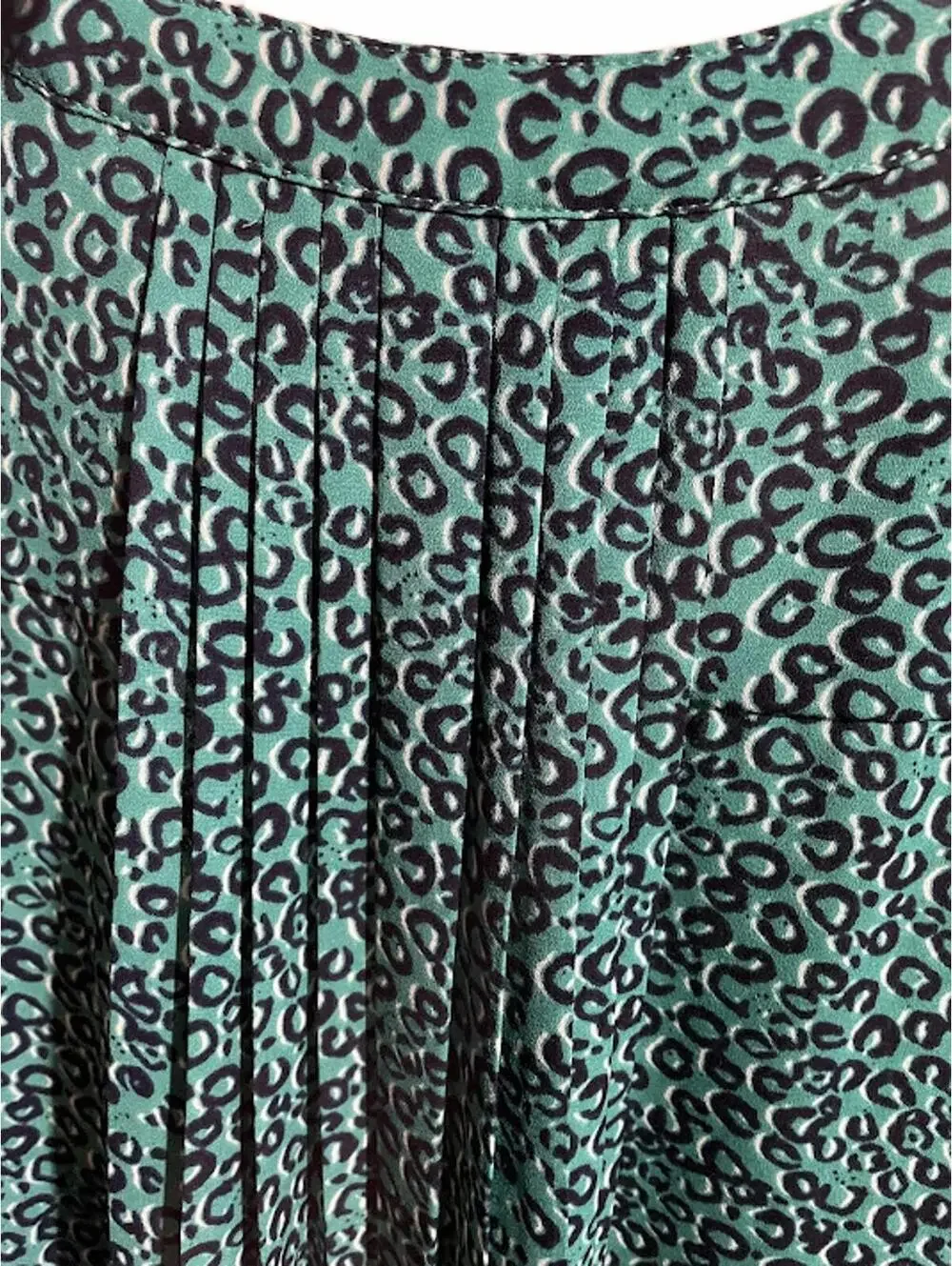 NYDJ Pintuck Blouse Top Women's L Green Black Animal Leopard Print Lightweight - Picture 6 of 11